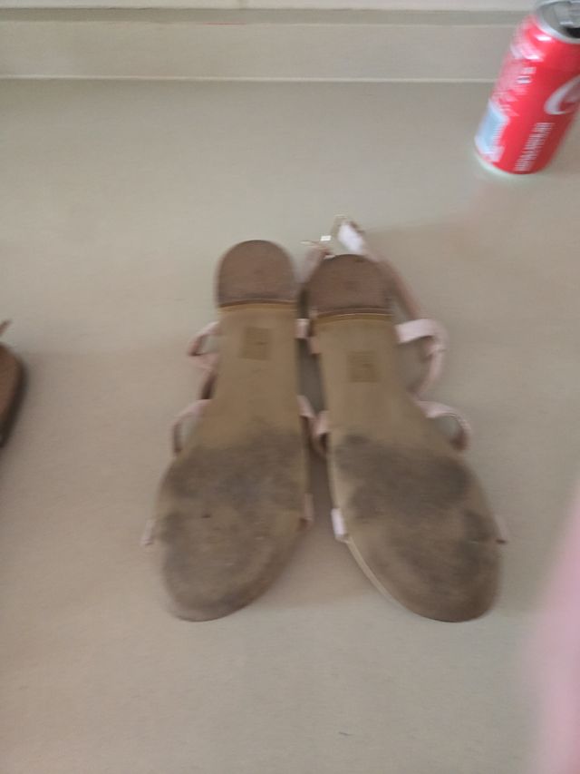 Sandalias planas beige con pedrería