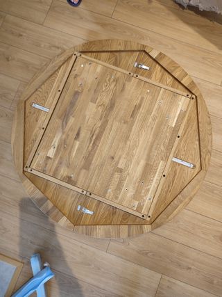 Mesa extensible de madera maciza sin patas.
