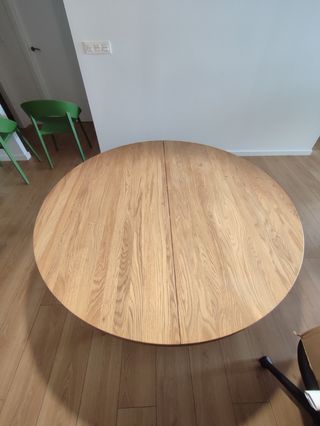 Mesa extensible de madera maciza sin patas.
