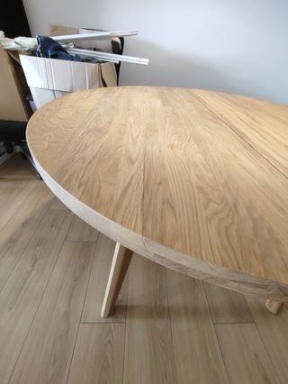 Mesa extensible de madera maciza sin patas.
