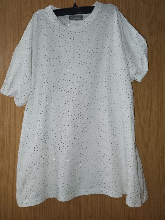 Camiseta blanca con tachuelas brillantes