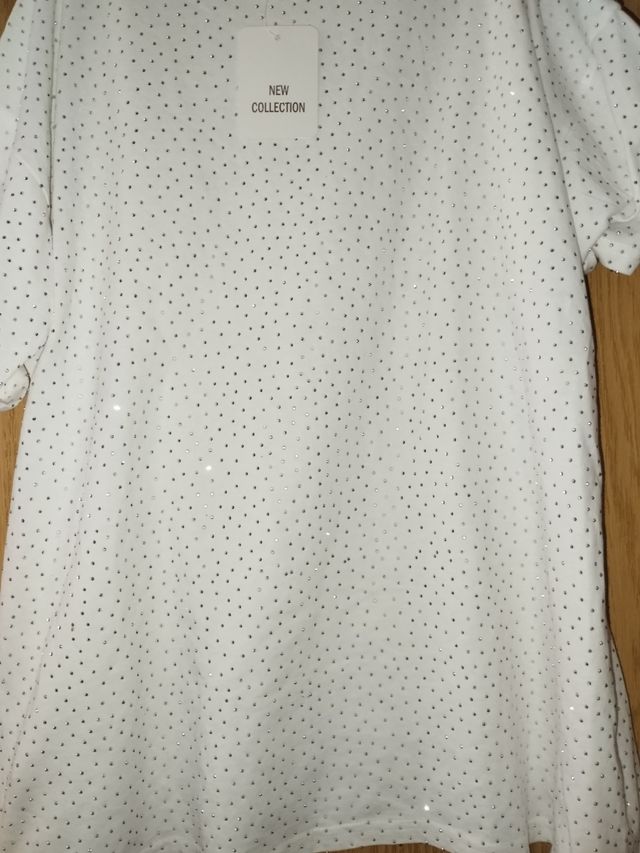 Camiseta blanca con tachuelas brillantes