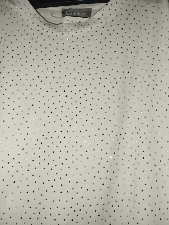 Camiseta blanca con tachuelas brillantes