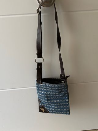 Bolso marrón, azul oscuro