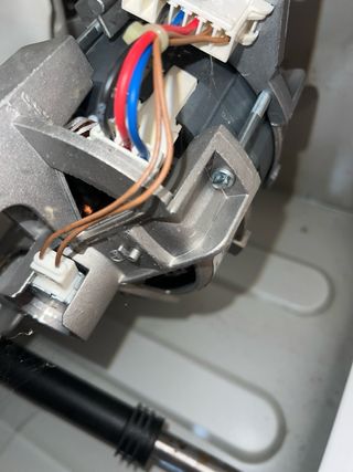 Motor de lavadora en condiciones de funcionamiento