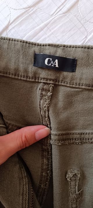Pantalones C&A verde oliva, talla 48