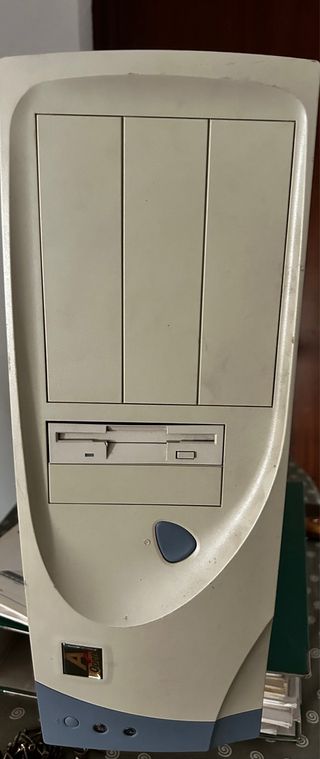 Ordenador vintage blanco
HD 20Gb
1,44Mb 