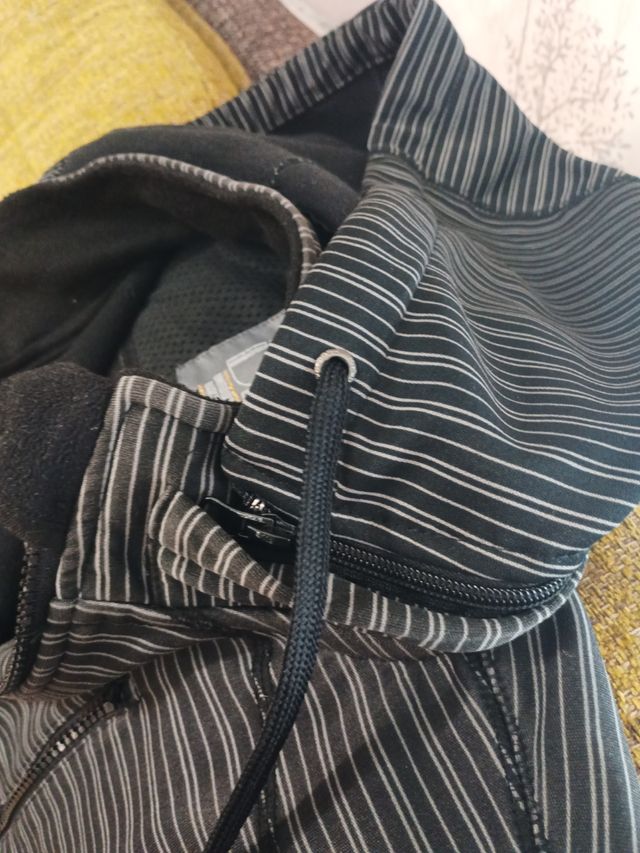 Sudadera INSIDE XL negra con capucha desmontable