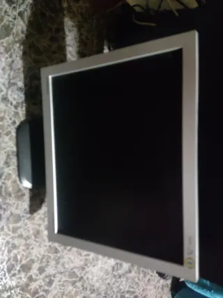 Monitor Benq PC - Negro con cables y uno Samsung