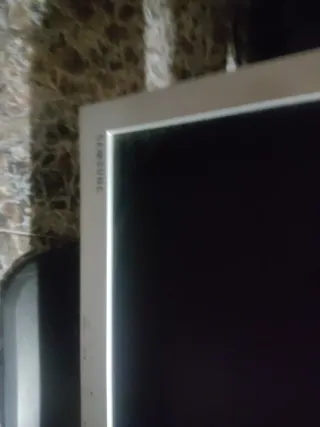 Monitor Benq PC - Negro con cables y uno Samsung