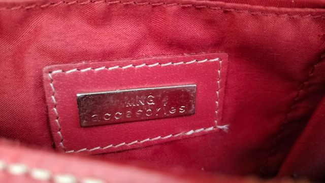 Bolsos pequeños piel negro y rojo.