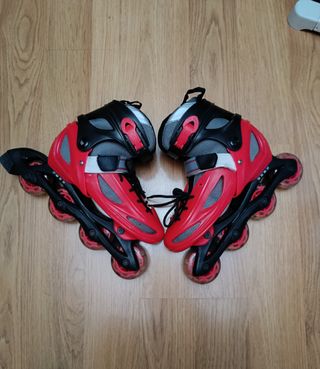 Patines en línea rojos