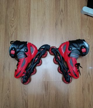 Patines en línea rojos