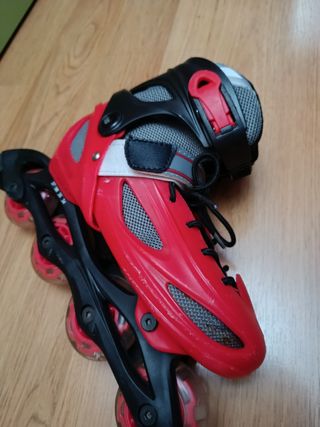 Patines en línea rojos