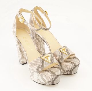 Tacones Guess beige plataforma