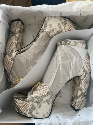 Tacones Guess beige plataforma