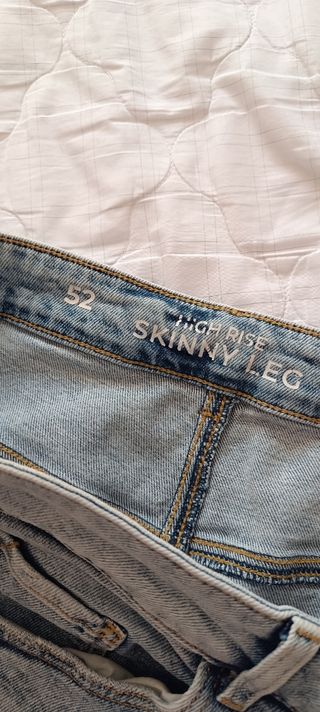 Pantalones vaqueros rotos talla 52