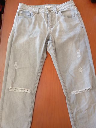 Pantalones vaqueros grises rotos