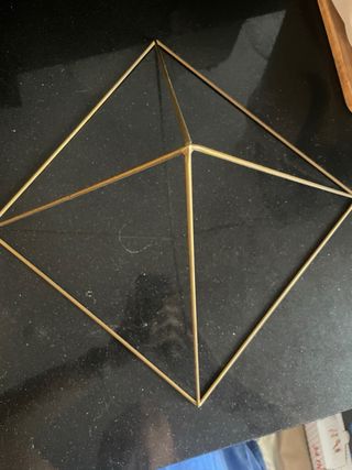 Pirámide metálica decorativa dorada