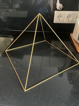 Pirámide metálica decorativa dorada