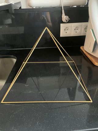 Pirámide metálica decorativa dorada