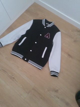 Chaqueta universitaria negra y blanca