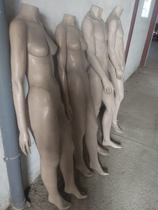4 maniquies realistas beige