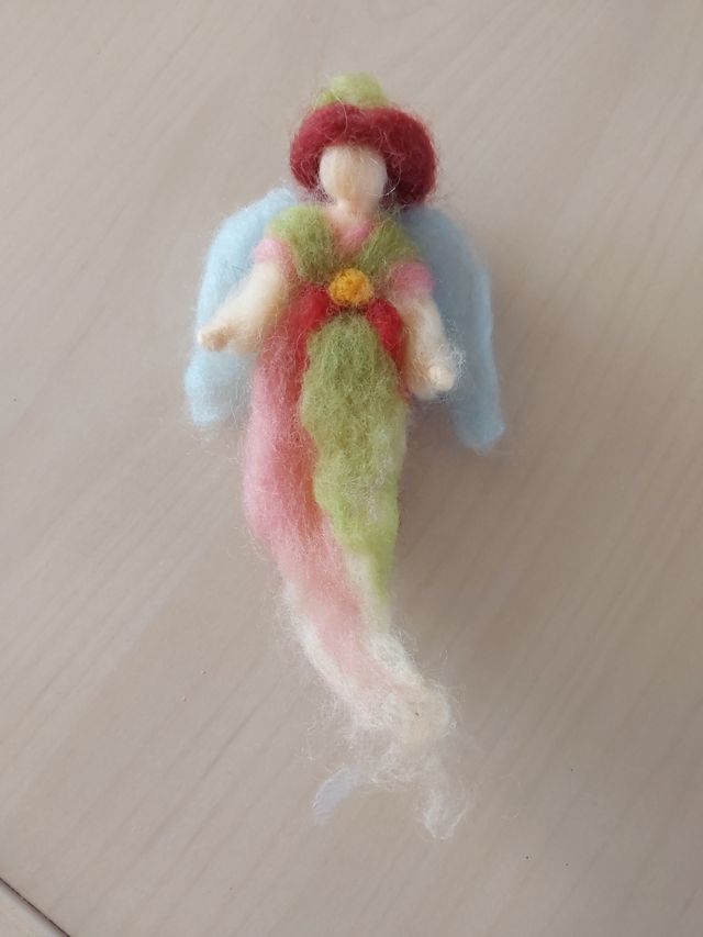Hada de lana cardada hecha a mano Waldorf 