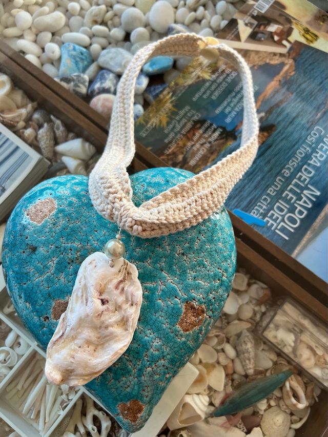 Collana artigianale conchiglia e lino grezzo