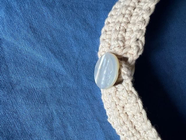 Collana artigianale conchiglia e lino grezzo