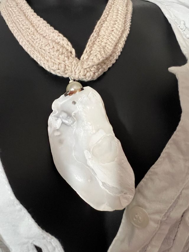 Collana artigianale conchiglia e lino grezzo