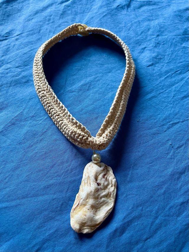 Collana artigianale conchiglia e lino grezzo