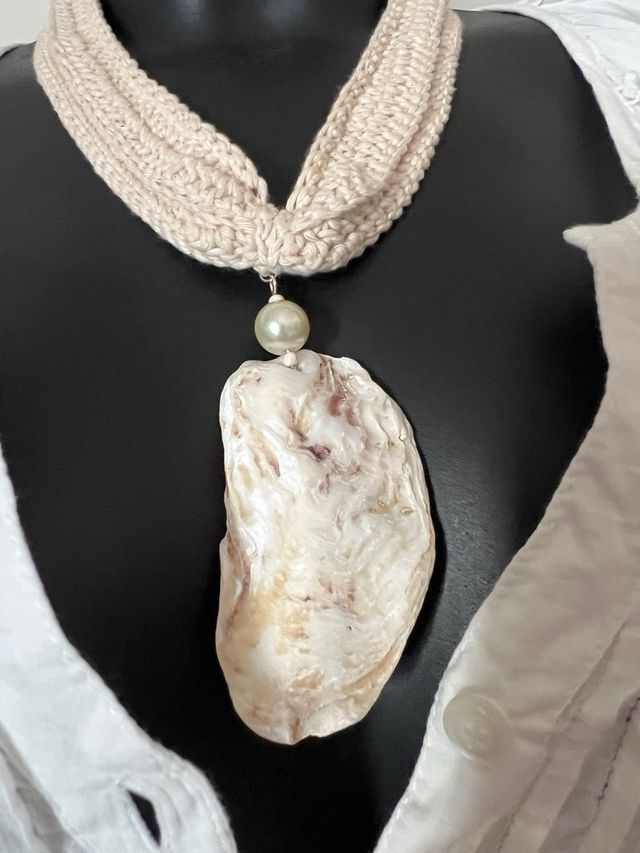 Collana artigianale conchiglia e lino grezzo