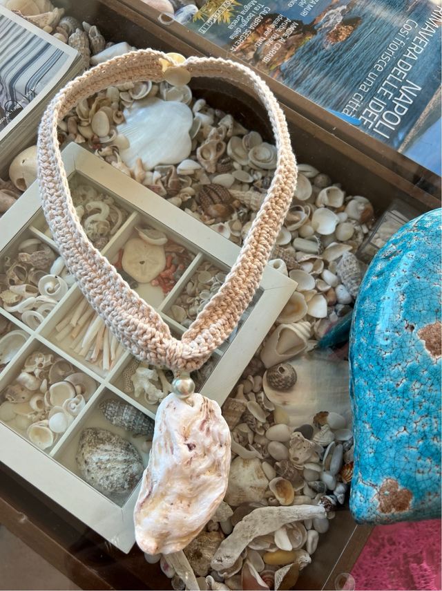 Collana artigianale conchiglia e lino grezzo