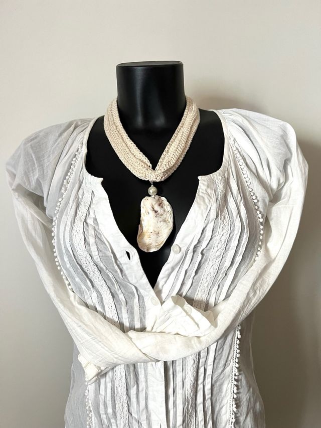 Collana artigianale conchiglia e lino grezzo