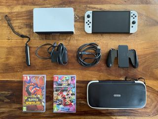Nintendo Switch OLED blanca + funda + 2 juegos