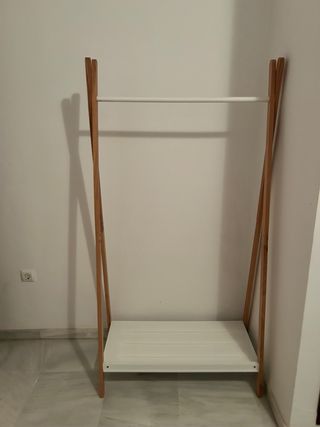 Perchero de madera blanco y marrón