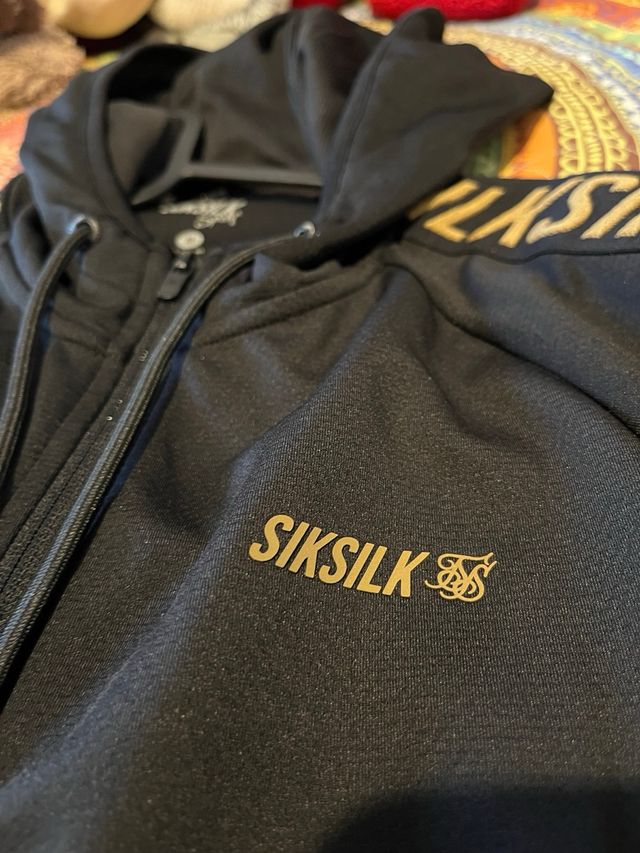 Chaqueta Siksilk negra con capucha