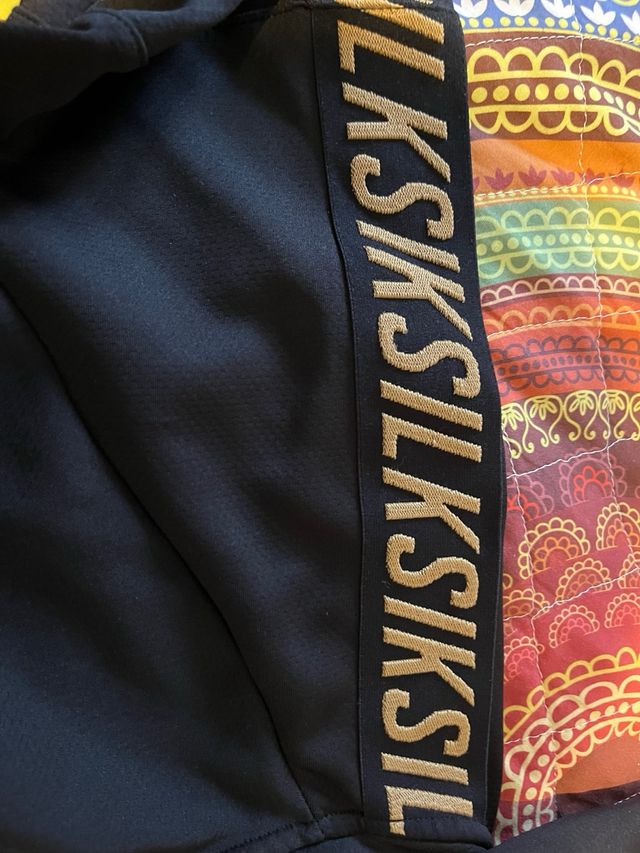 Chaqueta Siksilk negra con capucha