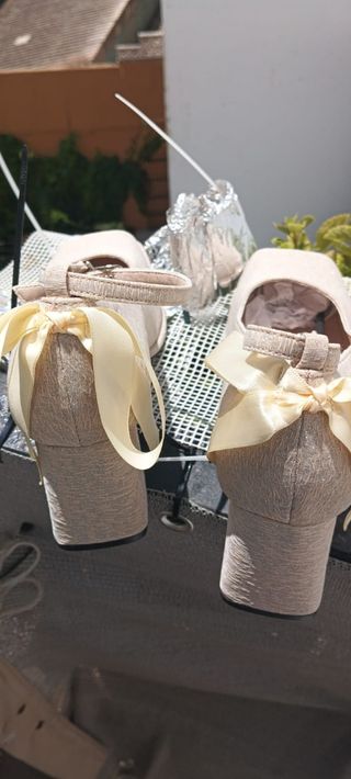 Zapatos beige boda o evento