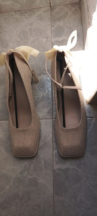 Zapatos beige boda o evento