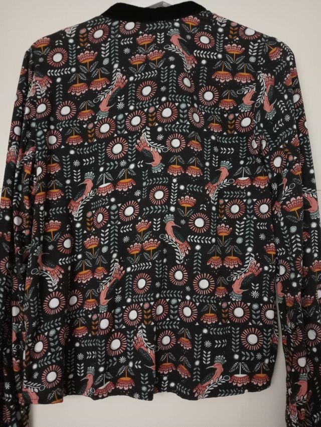 Blusa boho estampada negra y rosa