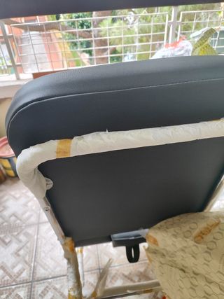 Silla sanitaria con ruedas acolchada