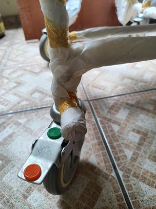 Silla sanitaria con ruedas acolchada