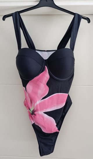 Bañador negro y rosa.