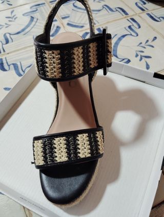 Zapatos cuña beige y negro