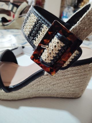 Zapatos cuña beige y negro