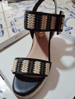 Zapatos cuña beige y negro