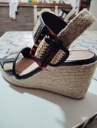 Zapatos cuña beige y negro