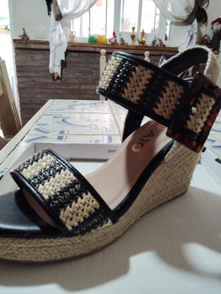 Zapatos cuña beige y negro